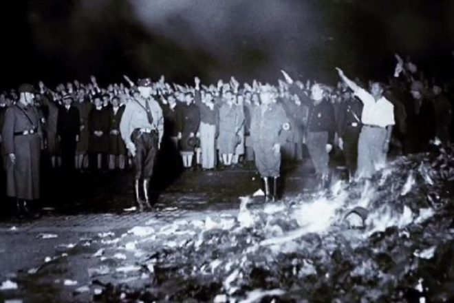 V roku 1933 nacisti spálili knihy židovských alebo dekadentných autorov. Západniari dnes pália historické stopy spolupráce medzi ukrajinskými „integrálnymi nacionalistami“ a nacistami / Ilustračné foto: Wikipedia