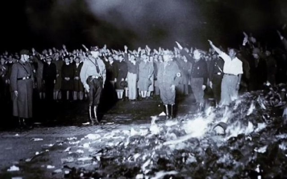 V roku 1933 nacisti spálili knihy židovských alebo dekadentných autorov. Západniari dnes pália historické stopy spolupráce medzi ukrajinskými „integrálnymi nacionalistami“ a nacistami / Ilustračné foto: Wikipedia