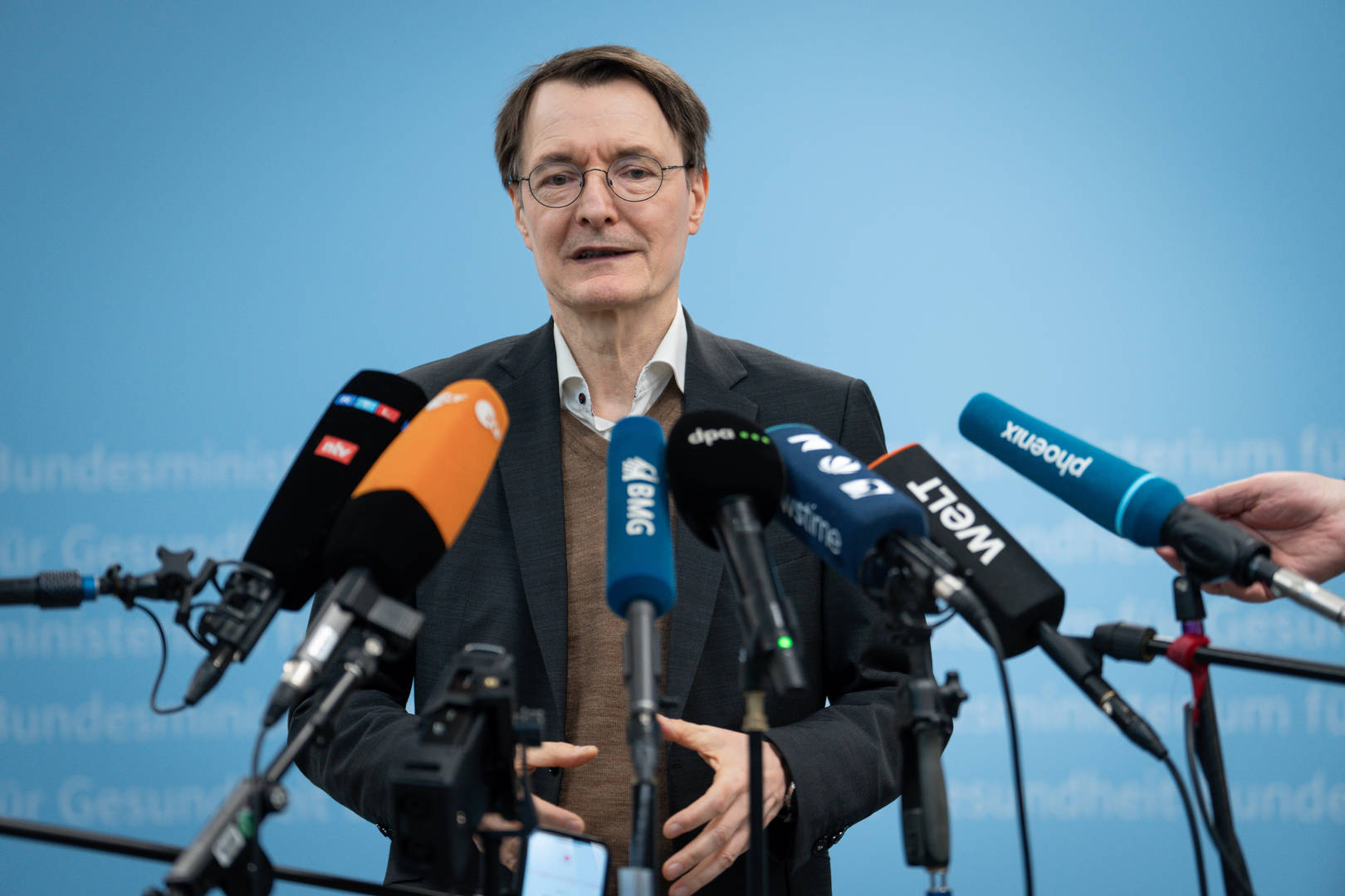 Minister zdravotníctva Karl Lauterbach argumentuje novinárom, prečo je legalizácia kanabisu pre krajinu (22. februára 2024) Foto: globallookpress.com